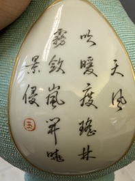 Vase en porcelaine de Chine &agrave; d&eacute;cor en grisaille sur fond turquoise, sign&eacute; Wan Yu 玩玉, marque et probablement &eacute;poque de Qianlong