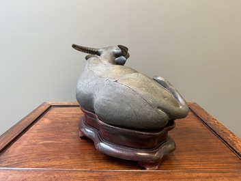 Een grote Chinese grisaille sculptuur van een liggende buffel op houten sokkel, 18/19e eeuw