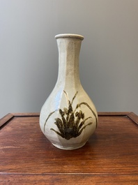 Een Koreaanse flesvormige vaas met floraal decor, Joseon dynastie, 16e eeuw