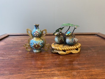 Een Chinese cloisonn&eacute; kalebasvaas en een groep met twee eenden in email en zilver, 19/20e eeuw