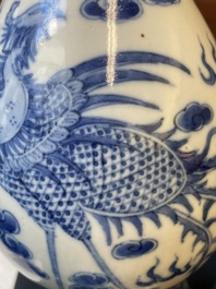 Een Chinese blauw-witte flesvormige 'draak en feniks' vaas, 19e eeuw