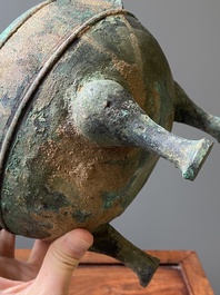 Een Chinese bronzen driepotige rituele voedselkom met deksel, 'ding', Oostelijke Zhou, Periode van Lente en Herfst