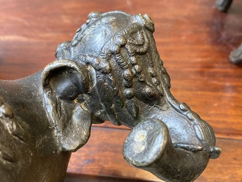 Paire de br&ucirc;le-parfums en forme d'&eacute;l&eacute;phant en bronze, Chine, Ming