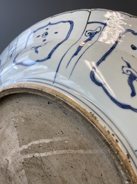 Important plat en porcelaine de Chine en bleu et blanc de type kraak, Wanli