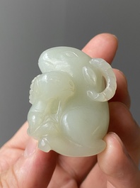 Deux sculptures en jade blanc d'un canard mandarin et d'un b&eacute;lier avec son agneau, Chine, Qing