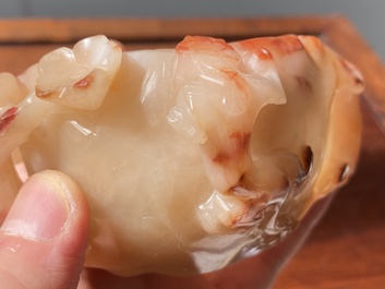 Lave-pinceaux en agate rose sculpt&eacute;e figurant un chilong, Chine, Qing