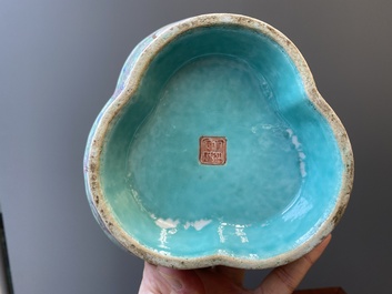 Een Chinese drielobbige famille rose kom met turquoise fondkleur, Tongzhi merk en periode