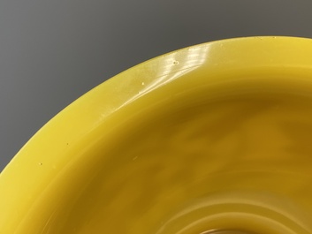 Deux grands bols en verre jaune de P&eacute;kin, Chine, 19/20&egrave;me