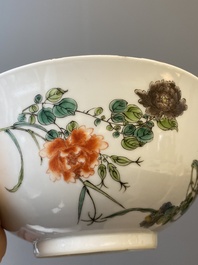 A Chinese famille verte bowl with a bird and various insects, Guangxu mark, 19/20th C.