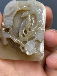 Vier Chinese snijwerken in witte en celadon jade, Qing/Republiek