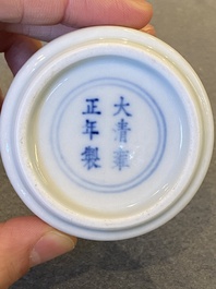 Vase de forme bouteille en porcelaine de Chine en bleu et blanc &agrave; d&eacute;cor d'un dragon, marque de Yongzheng, probablement R&eacute;publique