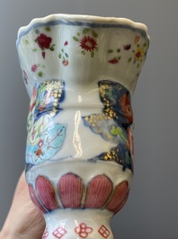 Een Chinese famille rose kan met decor van tabaksbladeren, Qianlong