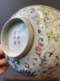 Een Chinese famille rose 'feniksen' kom, Guangxu merk en periode
