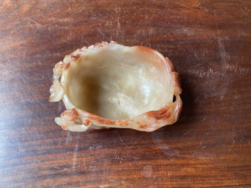 Lave-pinceaux en agate rose sculpt&eacute;e figurant un chilong, Chine, Qing