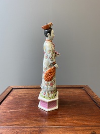 Een grote Chinese famille rose figuur met beweegbaar hoofd, 19/20e eeuw