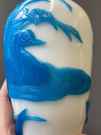 Paire de vases en verre overlay de P&eacute;kin &agrave; d&eacute;cor de canards mandarins en bleu sur blanc, Chine, 19/20&egrave;me