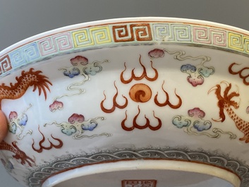 Bol couvert en porcelaine de Chine famille rose, marque de sceau Xiao Liu Xiang Guan 小留香館, 19/20&egrave;me