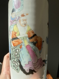 Paire de vases de forme rouleau en porcelaine de Chine famille rose, marque de Hongxian, R&eacute;publique