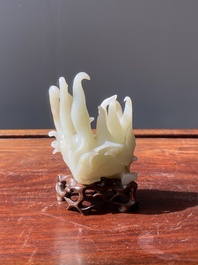 Main de Bouddha en jade blanc sculpt&eacute; sur socle en bois, Chine, Qing