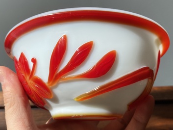 Paire de bols en verre overlay de P&eacute;kin en rouge sur blanc &agrave; d&eacute;cor floral, Chine, 19&egrave;me