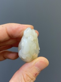 Vier Chinese snijwerken in witte en celadon jade, Qing/Republiek