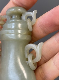 Een Chinees dekselvaasje in celadon jade, 19/20e eeuw