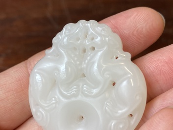 Pendentif figurant deux animaux mythiques en jade blanc sculpt&eacute;, Chine, Qing