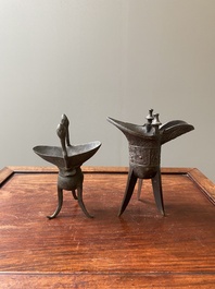 Twee Chinese bronzen rituele wijnbekers, 'jue', 18/19e eeuw