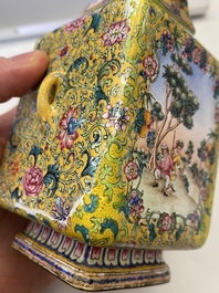 Vase &agrave; d&eacute;cor d'Europ&eacute;ens en &eacute;maux de Canton &agrave; fond jaune, Chine, marque et &eacute;poque de Qianlong