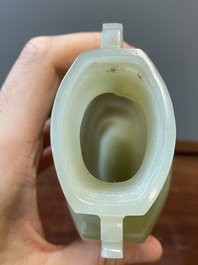 Een Chinese dekselvaas in celadon jade, Qing