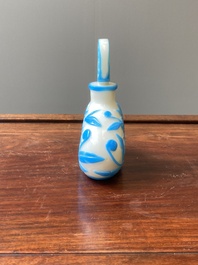 Een Chinese flacon met deksel in meerlagig blauw en wit Peking glas, 19e eeuw