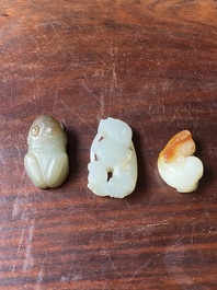 Trois sculptures d'animaux en jade blanc et c&eacute;ladon, Chine, Qing/R&eacute;publique
