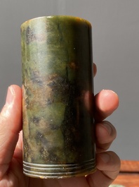 Twee Chinese jade penselenbekers, Qing