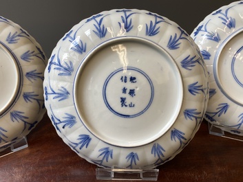 Drie Japanse blauw-witte 'Joosje te paard' borden in Chinese Kangxi-stijl, Edo, 18e eeuw