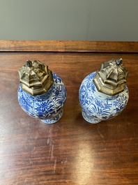 Een paar Chinese blauw-witte vazen met zilveren monturen, Kangxi