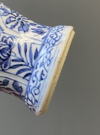 Een paar Chinese blauw-witte vazen met zilveren monturen, Kangxi