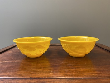 Een paar Chinese kommen in geel Peking glas met figuren in een landschap, CHINA merk, Republiek