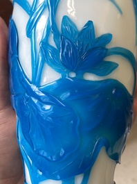 Paire de vases en verre overlay de P&eacute;kin &agrave; d&eacute;cor de canards mandarins en bleu sur blanc, Chine, 19/20&egrave;me