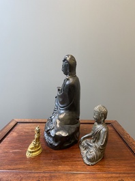 Drie Chinese bronzen sculpturen van Boeddha en Guanyin, Ming en later