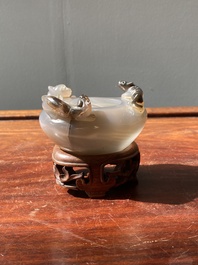 Pot &agrave; eau en agate aux lions bouddhistes sur socle en bois sculpt&eacute;, Chine, 19&egrave;me