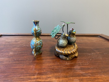 Een Chinese cloisonn&eacute; kalebasvaas en een groep met twee eenden in email en zilver, 19/20e eeuw