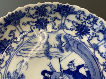 Drie Japanse blauw-witte 'Joosje te paard' borden in Chinese Kangxi-stijl, Edo, 18e eeuw