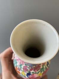 Twee paar Chinese blauw-witte en famille rose vazen, 19/20e eeuw