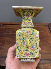 Vase &agrave; d&eacute;cor d'Europ&eacute;ens en &eacute;maux de Canton &agrave; fond jaune, Chine, marque et &eacute;poque de Qianlong