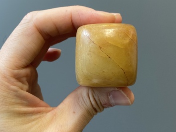 Une &eacute;pingle &agrave; cheveux en jade blanc et deux sceaux en jade, Chine, Qing