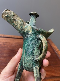 Een Chinees archa&iuml;sch bronzen ritueel wijnvat, 'jue', late Shang-dynastie