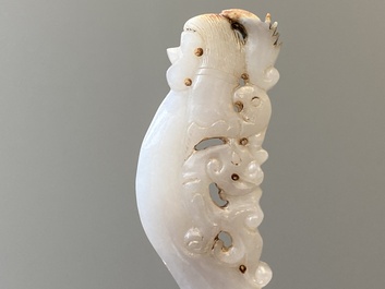 Une &eacute;pingle &agrave; cheveux en jade blanc et deux sceaux en jade, Chine, Qing