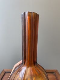 Rare vase de forme bouteille en verre de P&eacute;kin de couleur ambre translucide, Chine, marque et &eacute;poque de Qianlong