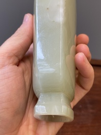 Een Chinese dekselvaas in celadon jade, Qing