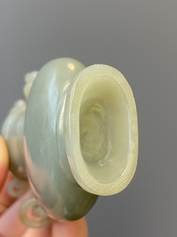 Een Chinees dekselvaasje in celadon jade, 19/20e eeuw